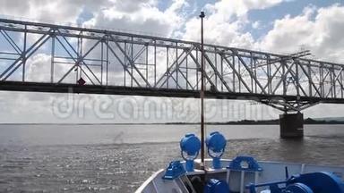 俄罗斯萨拉托夫附近的伏尔加河上，一艘客船从铁路桥下驶过